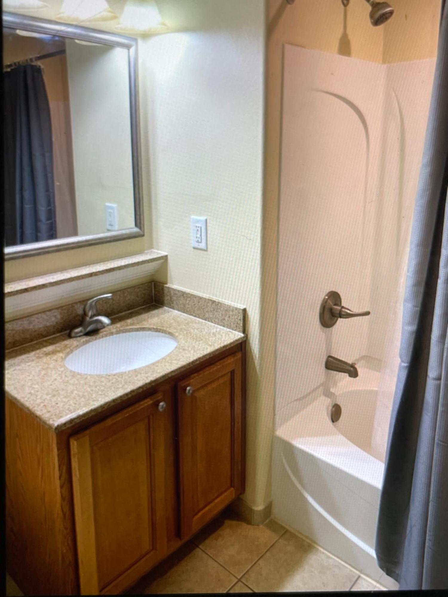 Disney 1 Mile , Blue Heron 1 Room 2 Bath,Amenities,6 Guests, Walk To Restaurants, No Fees At Check In Orlando